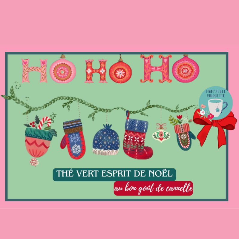 Thé Vert "HO HO HO" - Esprit de Noël au bon goût de cannelle L'étiquette festive présente le texte "HO HO HO" en lettres décoratives ornées de motifs floraux et festifs. Une guirlande de feuillage vert, suspendue au-dessus, affiche diverses décorations de Noël telles qu'une chaussette, un bonnet, des mitaines, et d'autres ornements festifs. En bas, le texte "THÉ VERT ESPRIT DE NOËL" est écrit en lettres blanches sur un fond vert foncé, suivi de "au bon goût de cannelle" sur un fond rouge. À droite, un logo circulaire avec une tasse de thé et le texte "MAM'ZELLE PIROUETTE" complète l'étiquette. Cette description devrait capter l'esprit festif et chaleureux de ton thé vert de Noël .