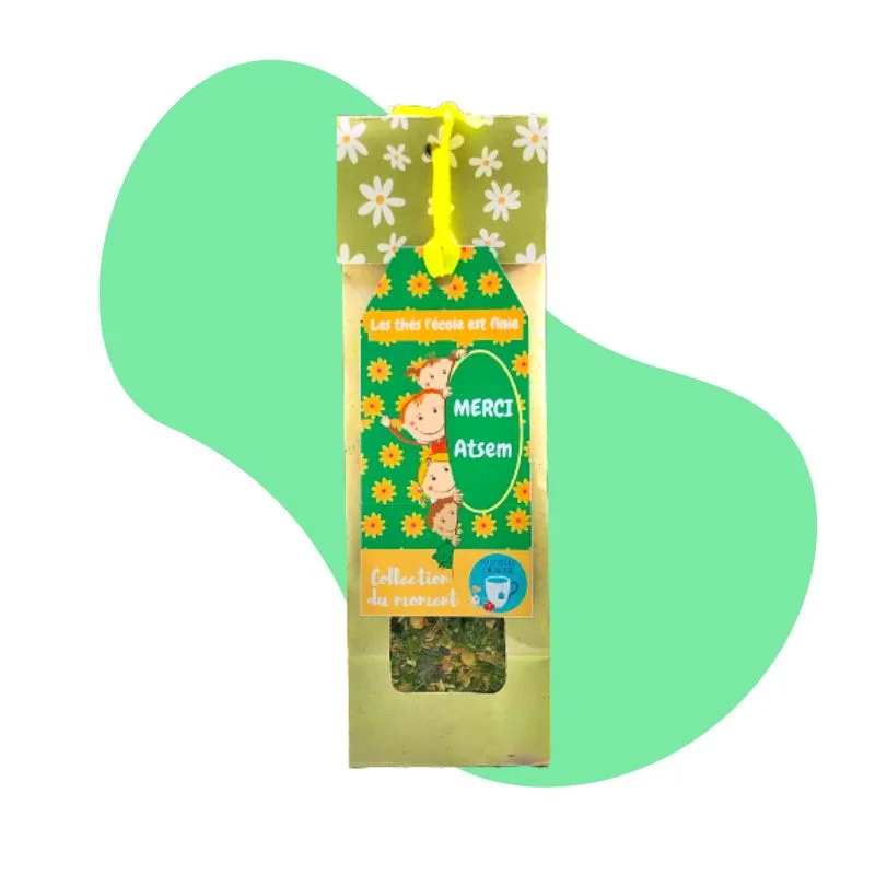 image fond vert avec un sachet de thé on y voit une étiquette verte à fleurs avec deux enfants et un chat qui jouent avec un message ou il est écrit merci ATSEM